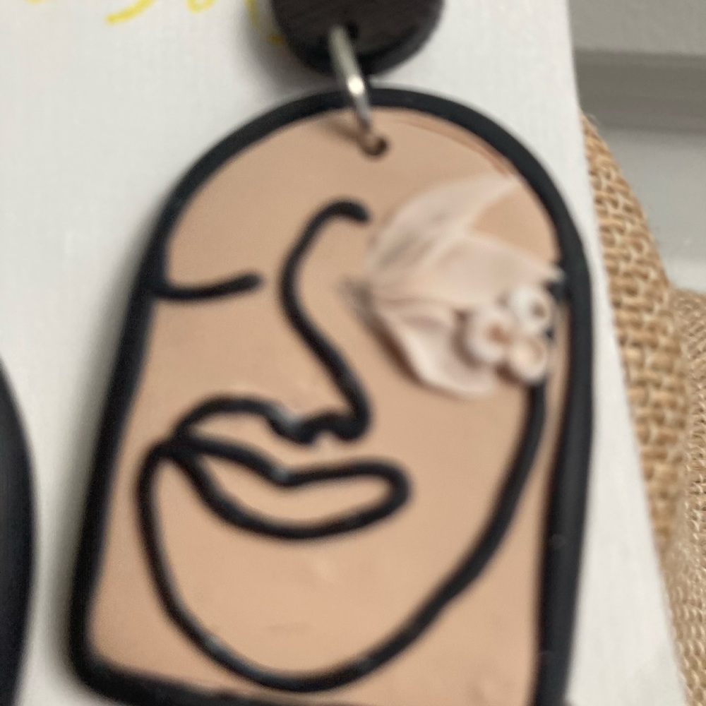 NWT! Trendy chic earrings - Picture 4 of 4